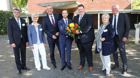 Die Synodalen der oldenburgischen Kirche haben neue Oberkirchenräte für die Bereiche Recht sowie Finanzen gewählt (von links nach rechts): Oberkirchenrat Lars Dede, Oberkirchenrätin Gudrun Mawick, Bischof Thomas Adomeit, Oberkirchenrat Sebastian Groß, Oberkirchenrat Hauke Smoor, Synodenpräsidentin Sabine Blütchen und Oberkirchenrat Udo Heinen.