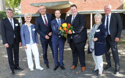 Die Synodalen der oldenburgischen Kirche haben neue Oberkirchenräte für die Bereiche Recht sowie Finanzen gewählt (von links nach rechts): Oberkirchenrat Lars Dede, Oberkirchenrätin Gudrun Mawick, Bischof Thomas Adomeit, Oberkirchenrat Sebastian Groß, Oberkirchenrat Hauke Smoor, Synodenpräsidentin Sabine Blütchen und Oberkirchenrat Udo Heinen.