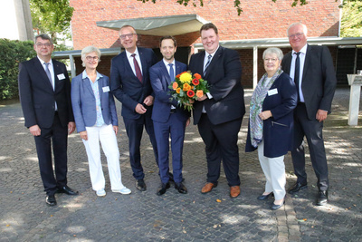 Die Synodalen der oldenburgischen Kirche haben neue Oberkirchenräte für die Bereiche Recht sowie Finanzen gewählt (von links nach rechts): Oberkirchenrat Lars Dede, Oberkirchenrätin Gudrun Mawick, Bischof Thomas Adomeit, Oberkirchenrat Sebastian Groß, Oberkirchenrat Hauke Smoor, Synodenpräsidentin Sabine Blütchen und Oberkirchenrat Udo Heinen.