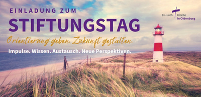 Im Bild rechts strahlt ein Leuchtturm, der an einem Strand steht. Links im Bild die Schrift: Einladung zum Stiftungstag.