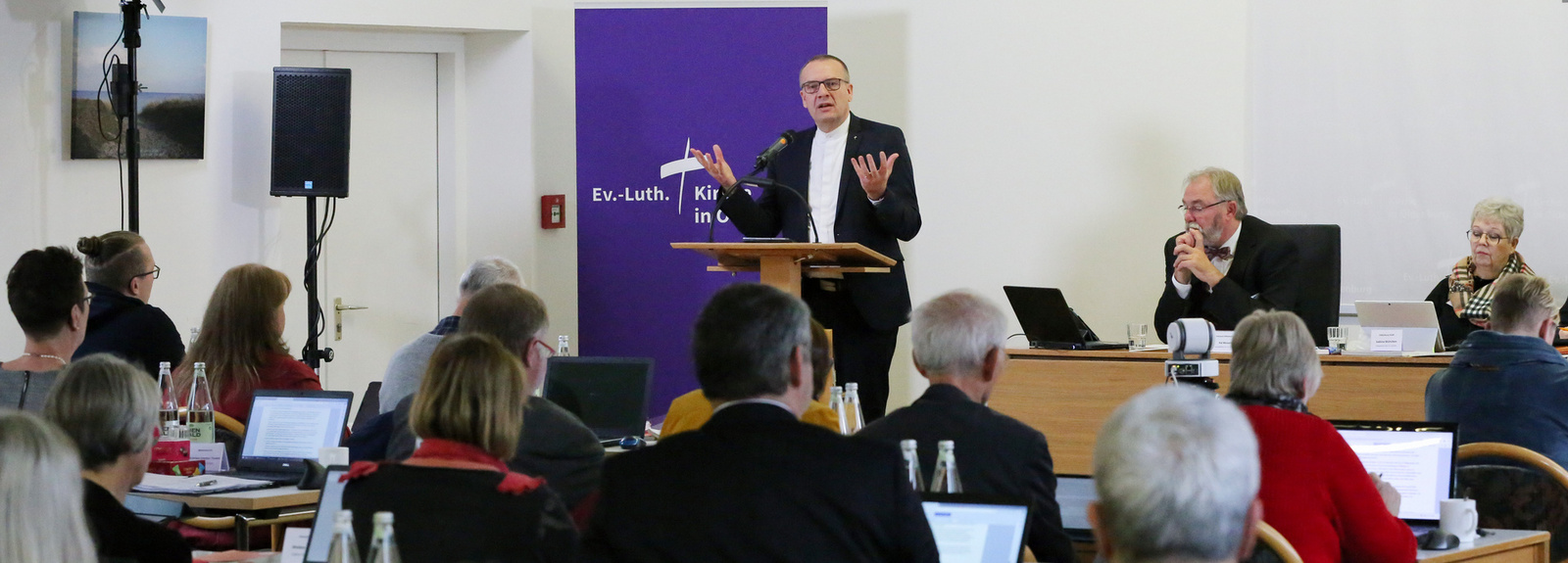 Bischof Thomas Adomeit spricht vor der Synode der Evangelisch-Lutherischen Kirche in Oldenburg.