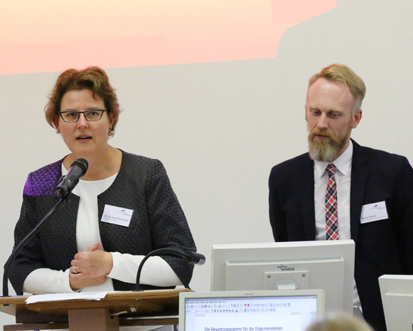 Oberkirchenrätin Dr. Susanne Teichmanis und der Leiter der Gemeinsamen Verwaltung, Michael Kählke, stellten den Synodalen den Stellenplan für die Verwaltung vor.