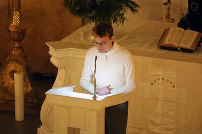 Den Lektorendienst in der Christmette hatte Fynn Adomeit übernommen.
