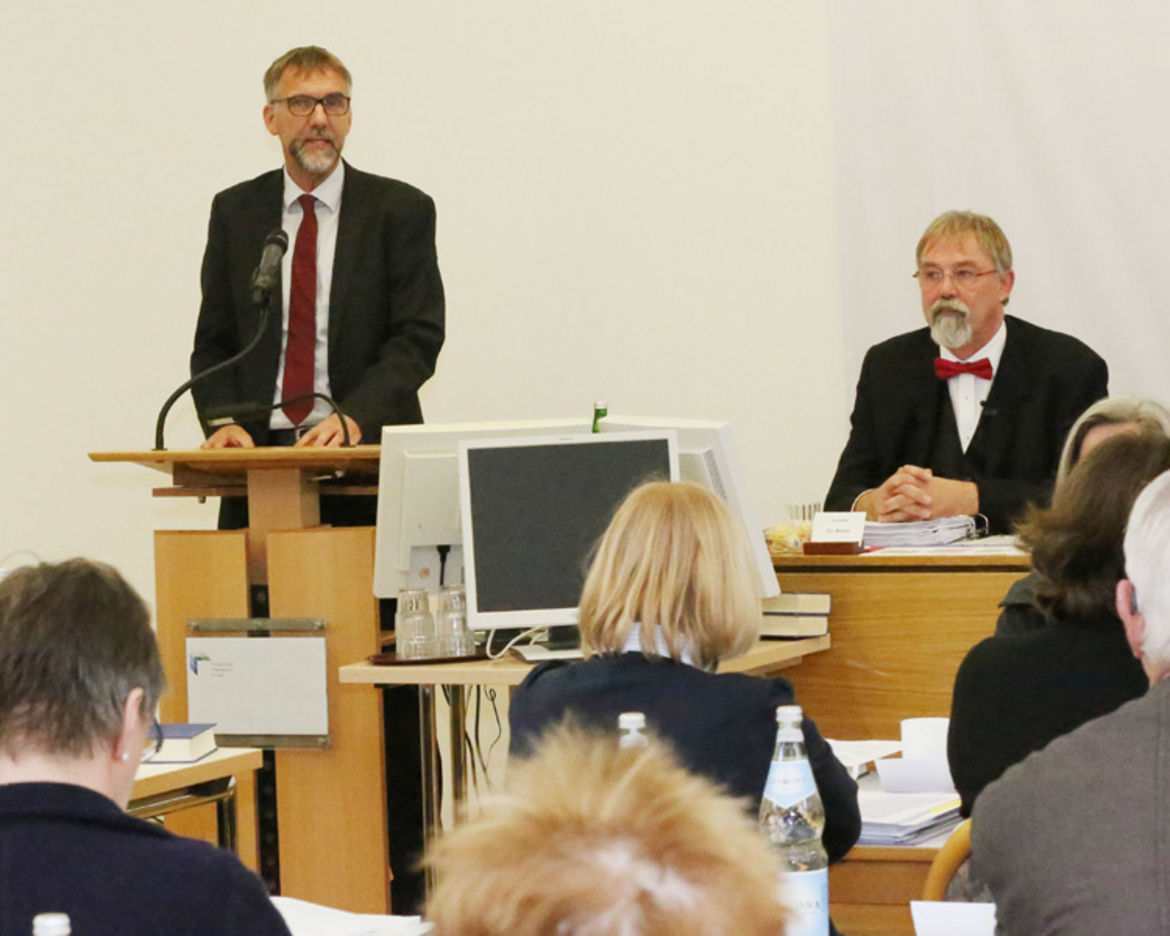 Pfarrer Jan Janssen stellt den GKA-Bericht vor.