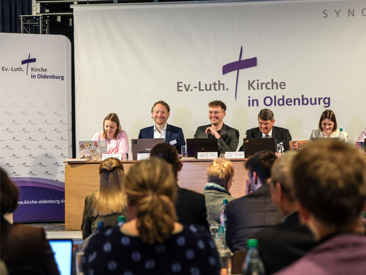 Das neu gewählte Präsidium der oldenburgischen Synode (von links nach rechts): Marylou Segebade aus Wüsting (Vizepräsidentin), Pfarrer Nico Szameitat aus Oldenburg (Vizepräsident), Synodenpräsident Chris Schellstede aus Nordenham, Jost Richter aus Elsfleth (Schriftführer), Jule Stamer aus Oldenburg (Schriftführerin) und Jutta Wilhelms aus Schortens(Schriftführerin).