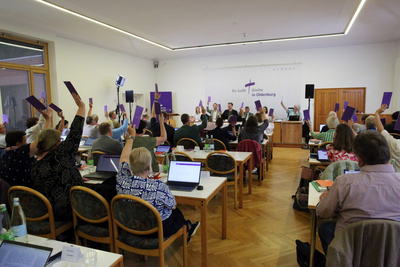 Einstimmig hat die Synode der oldenburgischen Kirche auf ihrer Tagung im Evangelischen Bildungshaus in Rastede am Freitagvormittag das Jahresthema 2027 „Demokratie und Glauben – Kirche in Verantwortung“ beschlossen.