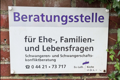Ein schlichter Hinweis am Haus deutet auf die Beratungsstelle hin.