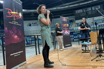 Zu sehen ist die Musicaldarstellerin Julia Lißel (links), die am 13. Dezember bei der Aufführung in Oldenburg als Erzählerin auf der Bühne stehen wird.