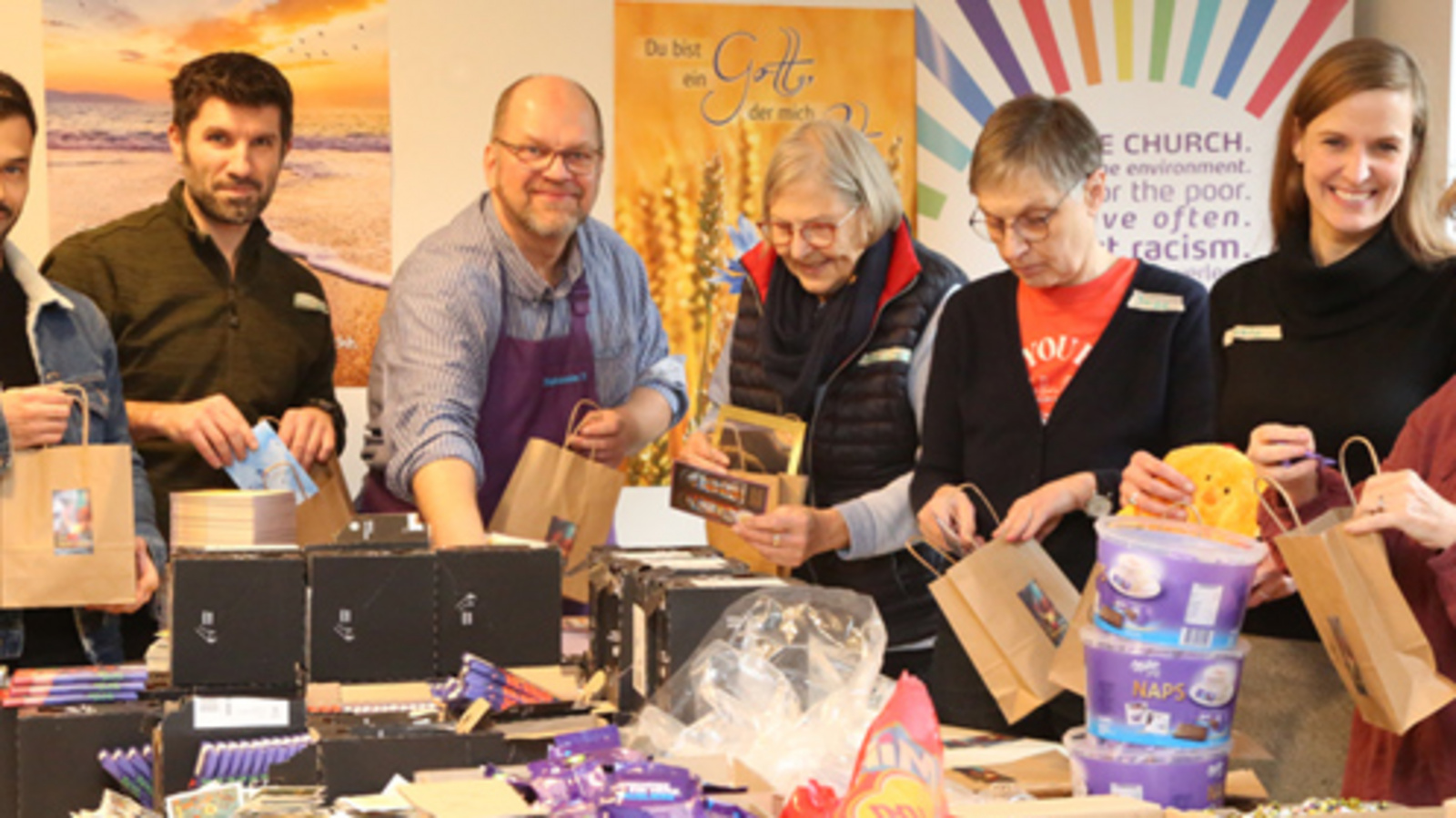 Ein ökumenisches Team von Freiwilligen hat am Freitag vor dem 3. Advent 450 Weihnachtstüten für Kinder in Armut gepackt.