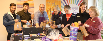 Ein ökumenisches Team von Freiwilligen hat am Freitag vor dem 3. Advent 450 Weihnachtstüten für Kinder in Armut gepackt. 