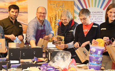 Ein ökumenisches Team von Freiwilligen hat am Freitag vor dem 3. Advent 450 Weihnachtstüten für Kinder in Armut gepackt. 