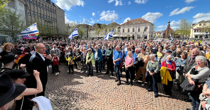 Nach dem Brandanschlag auf die Synagoge in Oldenburg haben am Sonntagmittag mehr als 500 Menschen in der Innenstadt ihre Solidarität mit der jüdischen Gemeinde demonstriert. 