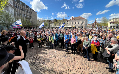 Nach dem Brandanschlag auf die Synagoge in Oldenburg haben am Sonntagmittag mehr als 500 Menschen in der Innenstadt ihre Solidarität mit der jüdischen Gemeinde demonstriert. 