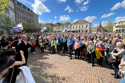 Nach dem Brandanschlag auf die Synagoge in Oldenburg haben am Sonntagmittag mehr als 500 Menschen in der Innenstadt ihre Solidarität mit der jüdischen Gemeinde demonstriert. 