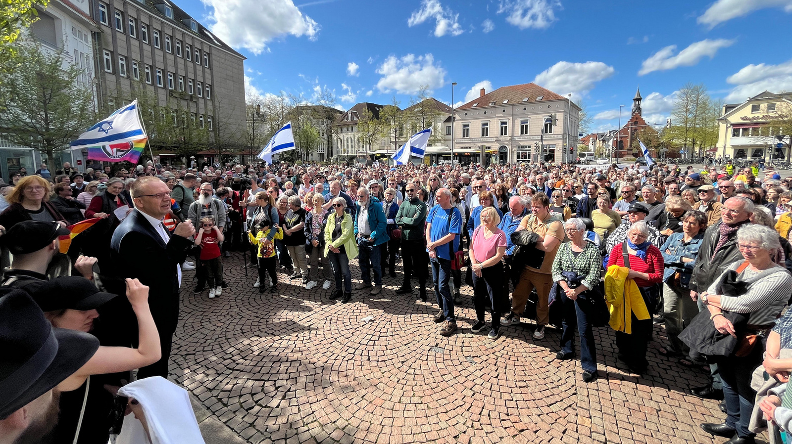 Nach dem Brandanschlag auf die Synagoge in Oldenburg haben am Sonntagmittag mehr als 500 Menschen in der Innenstadt ihre Solidarität mit der jüdischen Gemeinde demonstriert. 