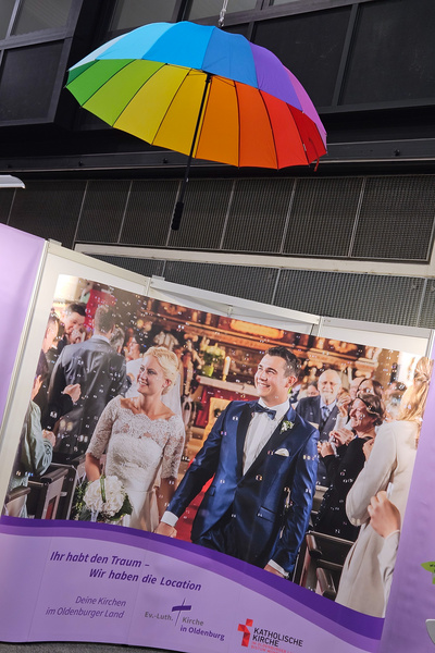 Schon von weitem gut sichtbar ist der farbenfrohe Schirm – ein idealer Wegweiser zum Messestand.