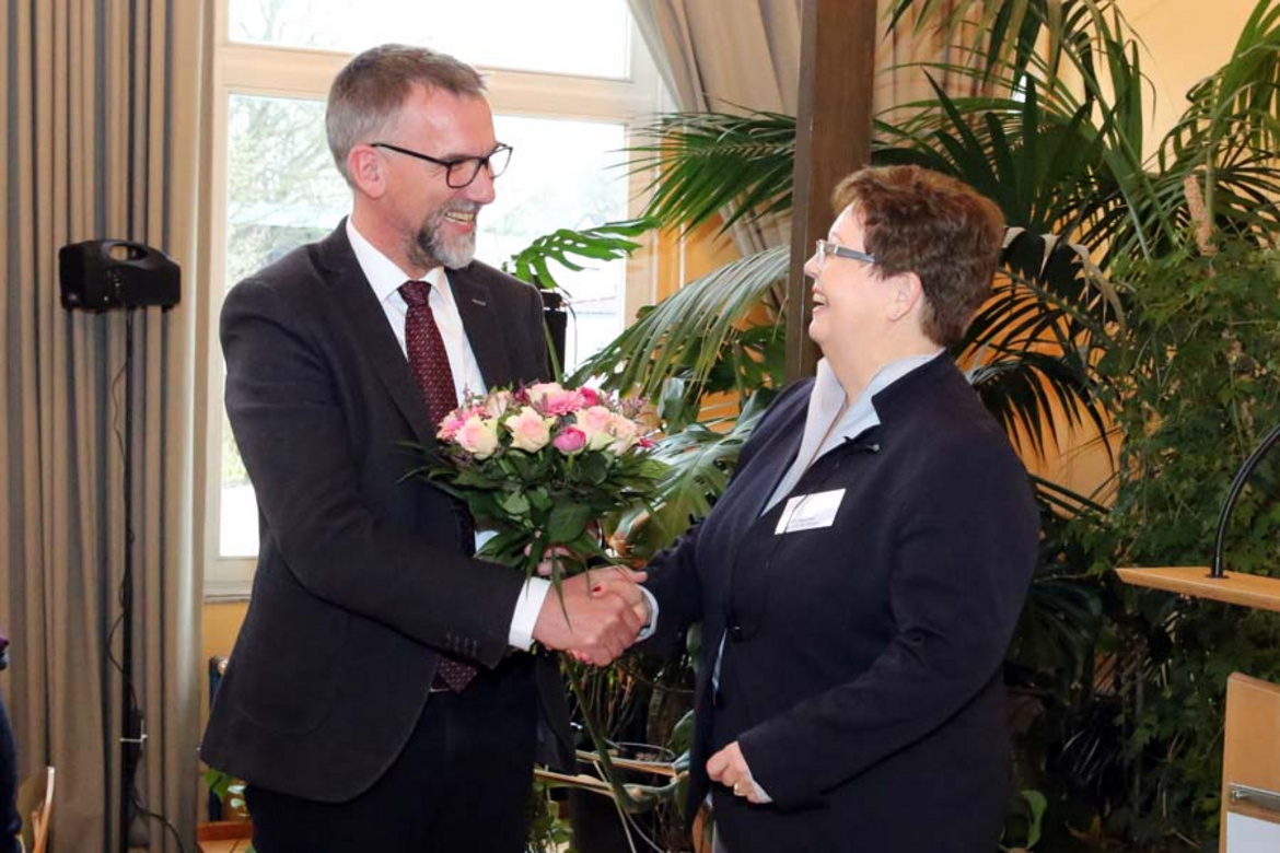 Pfarrer Janssen dankte Sabine Blütchen für ihre zehnjährige Amtszeit als Synodenpräsidentin.