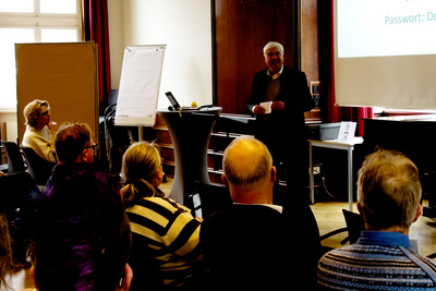 Pastor Dr. Bernd Kuschnerus, Kirchenpräsident der Bremischen Evangelischen Kirche, hat den Tag mit einer Andacht eröffnet.