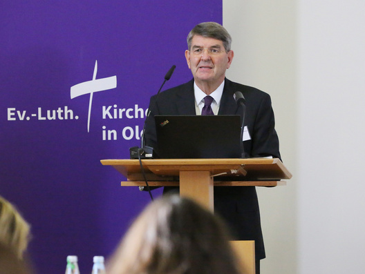 Jost Richter steht am Rednerpult.