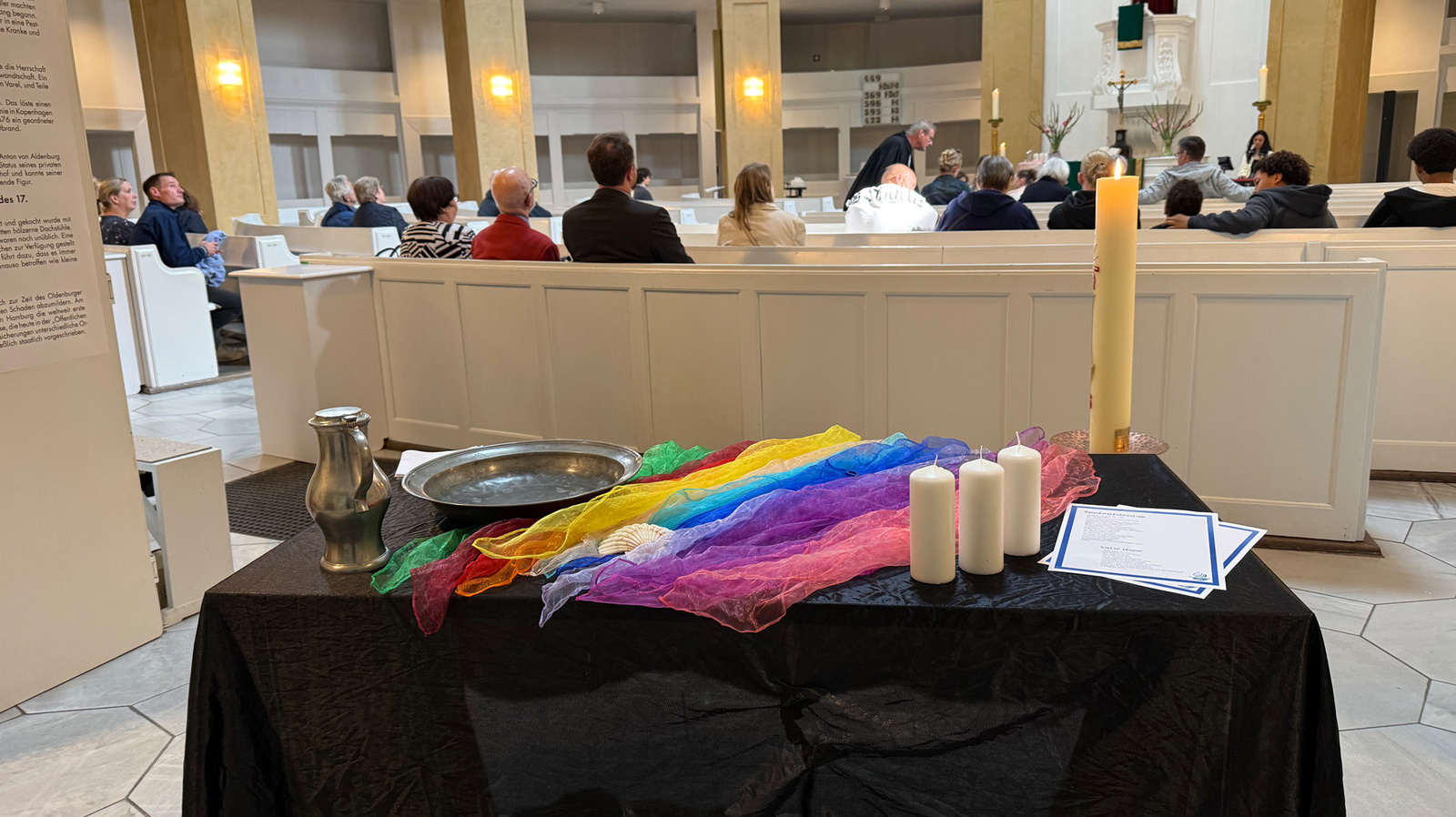 Zu sehen ist die „Taufe to go“ in der Oldenburger Lambertikirche am 12. September.