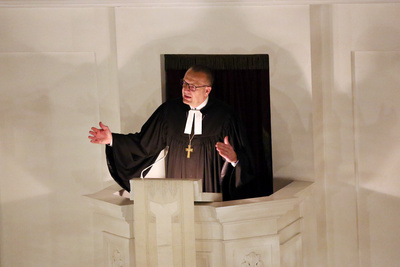 In die größte Verunsicherung, in den Unfrieden, in die soziale Kälte und die Dunkelheit der Nacht sende Gott seinen Retter, zur Rettung der Menschheit, betonte Bischof Adomeit in seiner Predigt.