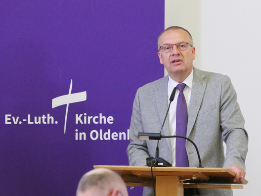 Bischof Thomas Adomeit steht am Rednerpult.
