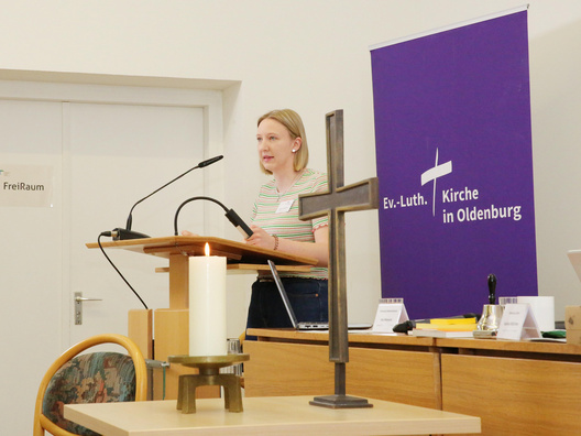 Die Synodale Marylou Segebade hielt die Andacht am zweiten Verhandlungstag der 9. Tagung der 49. Synode.