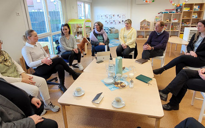 Das Visitationsteam mit Oberkirchenrat Detlef Mucks Bücker (links), Udo Neubert (3.v.l.) und Martina Wittkowski (5.v.l.) informieren sich in der Kita Schifflein Christi. Alle Fotos: ELKiO/Carsten Homann