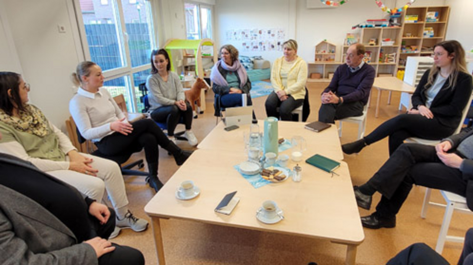 Das Visitationsteam mit Oberkirchenrat Detlef Mucks Bücker (links), Udo Neubert (3.v.l.) und Martina Wittkowski (5.v.l.) informieren sich in der Kita Schifflein Christi. Alle Fotos: ELKiO/Carsten Homann