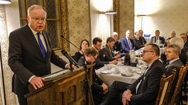 Ministerpräsident Stephan Weil (links) spricht beim Epiphaniasempfang 2024 im Kloster Loccum. Vorn rechts hört Bischof Thomas Adomeit, Ratsvorsitzender der Konföderation evangelischer Kirchen, zu.