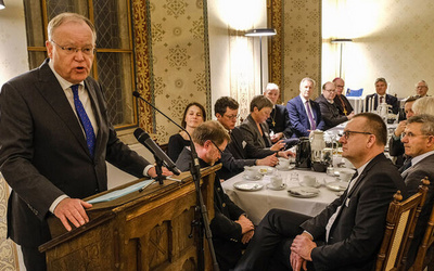 Ministerpräsident Stephan Weil (links) spricht beim Epiphaniasempfang 2024 im Kloster Loccum. Vorn rechts hört Bischof Thomas Adomeit, Ratsvorsitzender der Konföderation evangelischer Kirchen, zu.