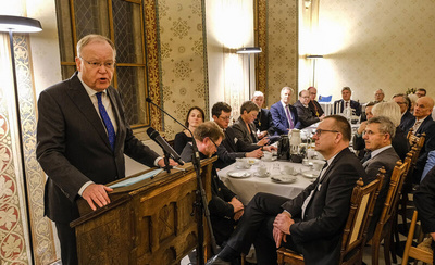 Ministerpräsident Stephan Weil (links) spricht beim Epiphaniasempfang 2024 im Kloster Loccum. Vorn rechts hört Bischof Thomas Adomeit, Ratsvorsitzender der Konföderation evangelischer Kirchen, zu.