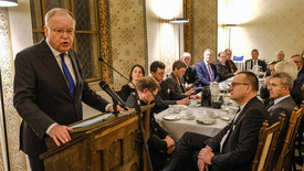 Ministerpräsident Stephan Weil (links) spricht beim Epiphaniasempfang 2024 im Kloster Loccum. Vorn rechts hört Bischof Thomas Adomeit, Ratsvorsitzender der Konföderation evangelischer Kirchen, zu.