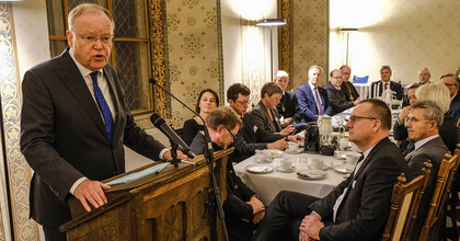 Ministerpräsident Stephan Weil (links) spricht beim Epiphaniasempfang 2024 im Kloster Loccum. Vorn rechts hört Bischof Thomas Adomeit, Ratsvorsitzender der Konföderation evangelischer Kirchen, zu.