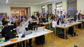 Einstimmig hat die Synode der oldenburgischen Kirche auf ihrer Tagung im Evangelischen Bildungshaus in Rastede am Freitagvormittag das Jahresthema 2027 „Demokratie und Glauben – Kirche in Verantwortung“ beschlossen.