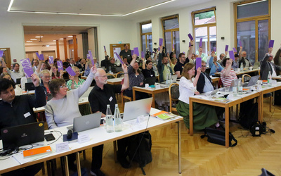Einstimmig hat die Synode der oldenburgischen Kirche auf ihrer Tagung im Evangelischen Bildungshaus in Rastede am Freitagvormittag das Jahresthema 2027 „Demokratie und Glauben – Kirche in Verantwortung“ beschlossen.