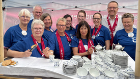 Team der oldenburgischen Kirche bei der Teezeremonie im Treffpunkt „Mut zu Waterloo … Reformiertes und Meer“ in Hannover.