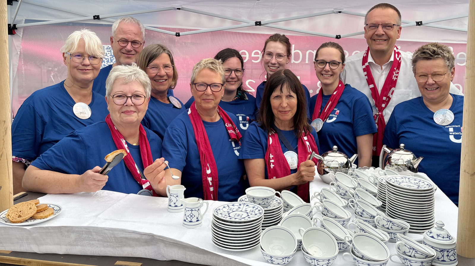 Team der oldenburgischen Kirche bei der Teezeremonie im Treffpunkt „Mut zu Waterloo … Reformiertes und Meer“ in Hannover.