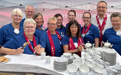 Team der oldenburgischen Kirche bei der Teezeremonie im Treffpunkt „Mut zu Waterloo … Reformiertes und Meer“ in Hannover.