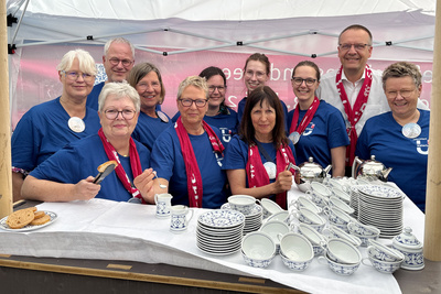 Team der oldenburgischen Kirche bei der Teezeremonie im Treffpunkt „Mut zu Waterloo … Reformiertes und Meer“ in Hannover.