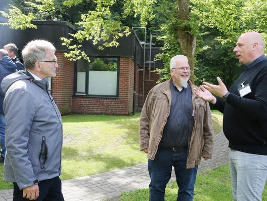 Das Foto zeigt einzelne Gesprächsgruppen zum Jahresthema