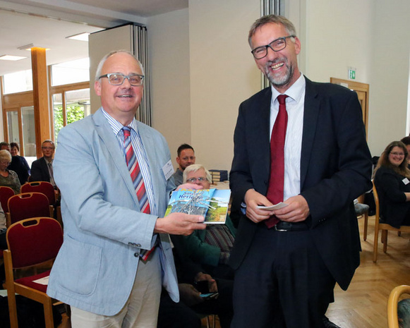 Bischof Jan Janssen dankte Projektleiter Georg Mohr für seine 