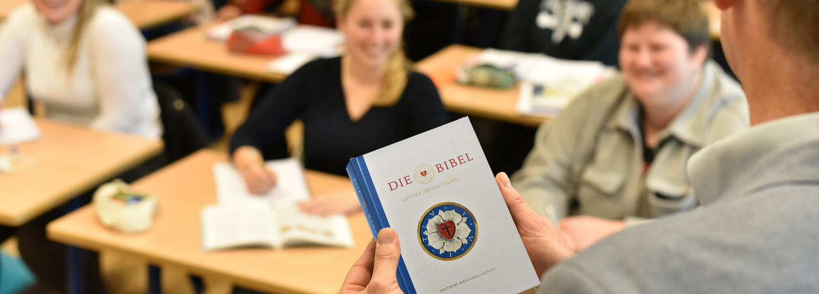 Man sieht Jugendliche in einem Klassenzimmer im Religionsunterricht