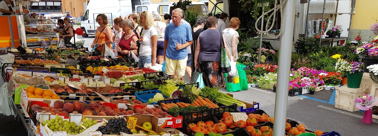 Marktstand mit Obst und Gemüse