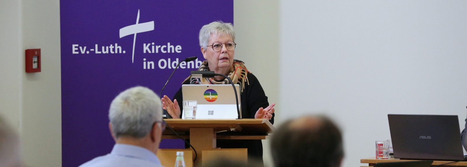 Synodenpräsidentin Sabine Blütchen redet vor der Synode