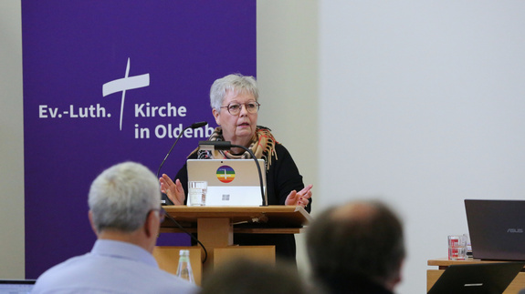 Synodenpräsidentin Sabine Blütchen redet vor der Synode
