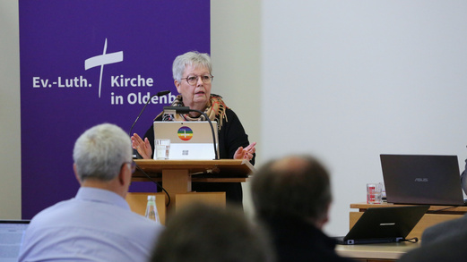 Synodenpräsidentin Sabine Blütchen redet vor der Synode