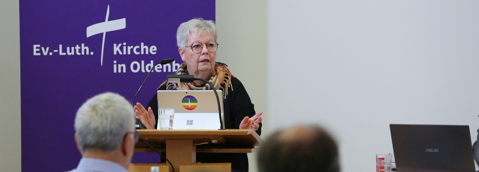 Synodenpräsidentin Sabine Blütchen redet vor der Synode