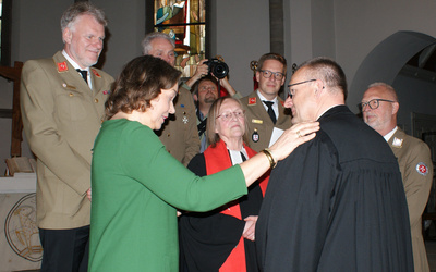 Assistiert von Anja Maud Siegert und Dieter Meyer führte Landespfarrerin Inge Matern Bischof Thomas Adomeit als stellvertretenden Landespfarrer der Johanniter ein.