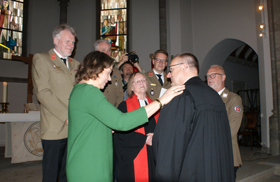 Assistiert von Anja Maud Siegert und Dieter Meyer führte Landespfarrerin Inge Matern Bischof Thomas Adomeit als stellvertretenden Landespfarrer der Johanniter ein.
